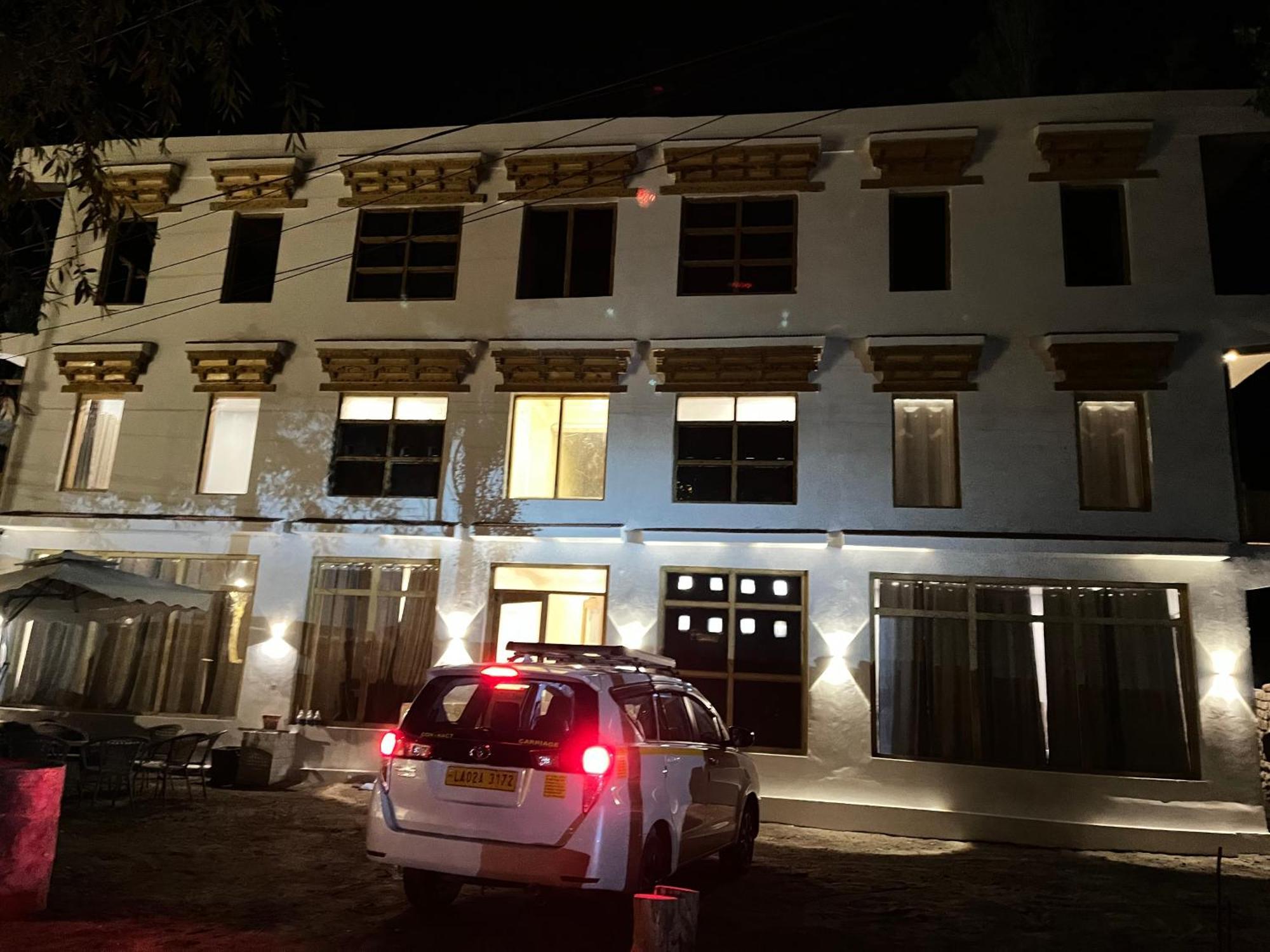 Honey Bee Hotel Leh Exterior photo