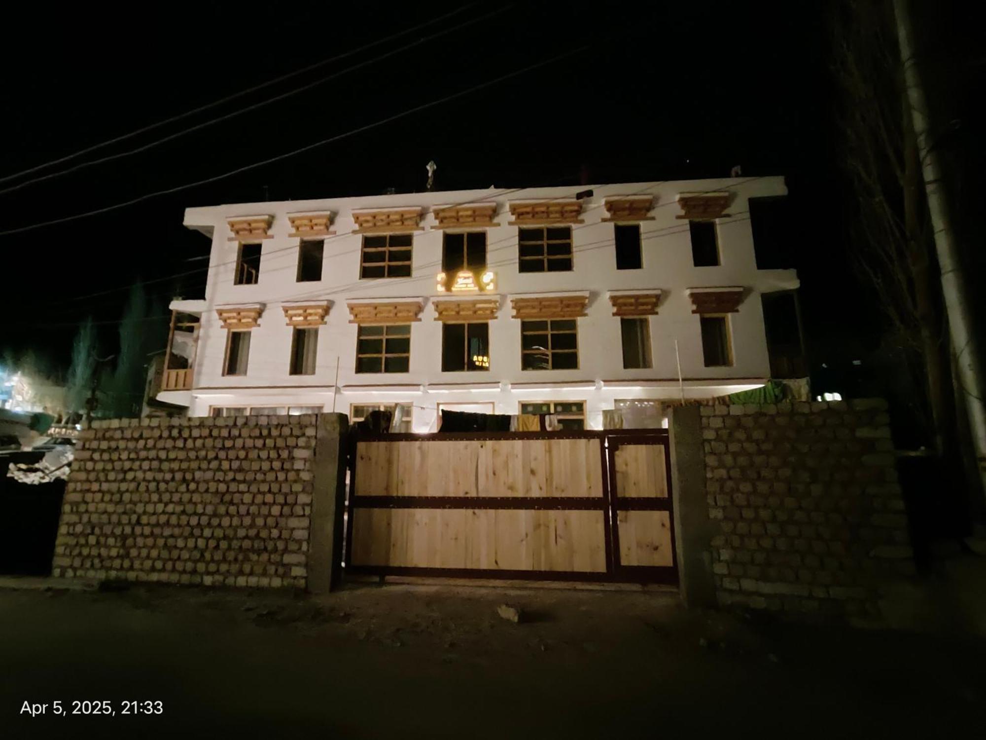 Honey Bee Hotel Leh Exterior photo
